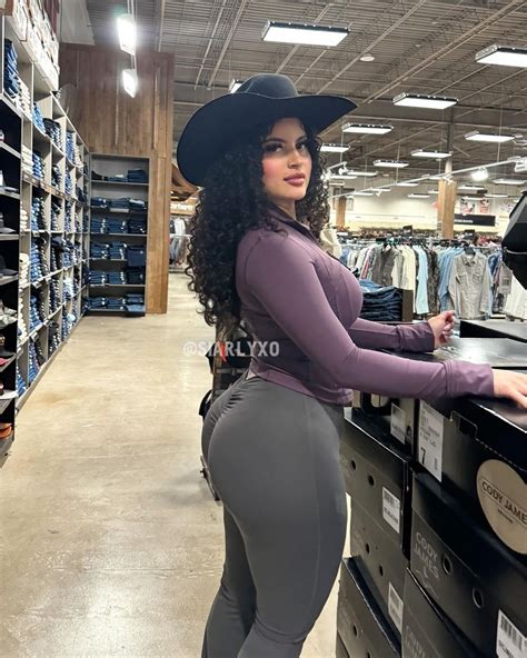 Latina Siarly Mami Fucking in DoggyStyle .